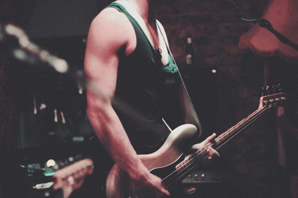 Bassist speelt op een basgitaar in warm licht