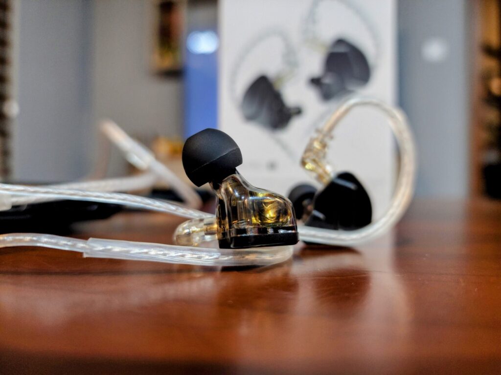 Bedrade in-ear oordopjes op een houten tafel